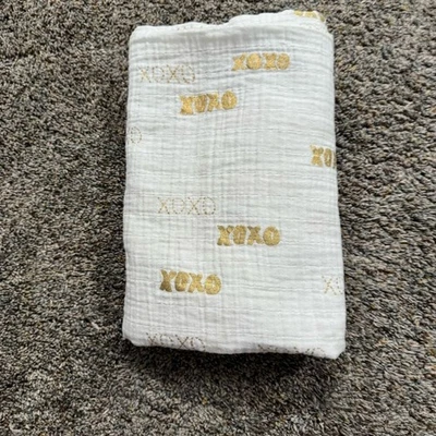 Manta envolvente Pottery Barn moderna bebé blanca y dorada XOXO algodón orgánico Foto 1 de 4