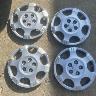 2002-07 Saturn VUE 16 inch HUBCAP set0'4 w/nuts OEM parts # 1372880 - Image 1 of 4