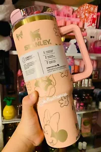Stanley 40 Unzen Becher Pink Micky Y Sus Amigos - Bild 1 von 1