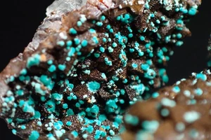 ROSASITE * GREEN CRYSTALS ON FLUORITE + QUARTZ !!! Lavrion, GREECE - Picture 1 of 24