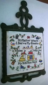 Antiguo remache de hierro fundido vintage de metal negro con azulejo de cerámica pintado a mano blanco - Imagen 1 de 5