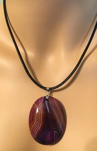 Colgante de ágata pulida sobre collar de cordón de cuero 18" en bolsa con caja de regalo - Imagen 1 de 6