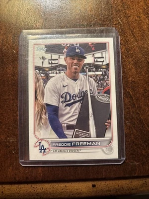 2022 Topps Update Series - Image Variation Freddie Freeman #US330 Holding Silver - Image 1 of 2