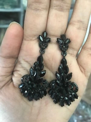 "Pendientes largos de desfile de cristal de graduación con estrás perforados a chorro negro de 2,5""" Foto 1 de 4