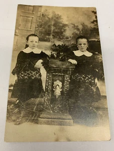 Foto postal vintage RPPC de dos niños niñas negro/blanco publicada 1958 retrato - Imagen 1 de 2