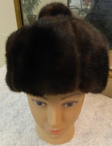 Stilvolle braune Pelzmütze im russischen Stil mit Bommel Irene of New York - Bild 1 von 6