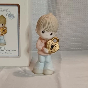 Figurina Momenti Preziosi Ragazzo Tieni la Chiave del Mio Cuore Nuova Con Scatola 2011 - Foto 1 di 10