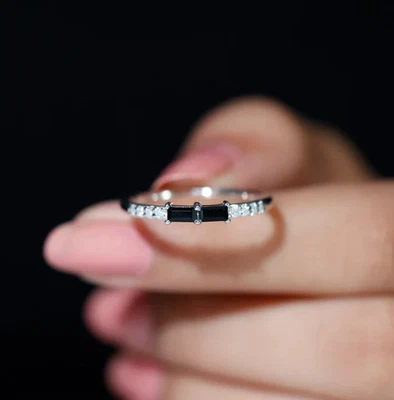 Anillo fino de platino 950 simulado de ónix negro y moissanita de diseño único de 0,40 TCW Foto 1 de 4