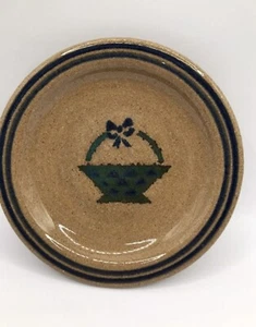 Pequeño plato de baratija azul firmado por artista arcilla cerámica cesta arco vintage country - Imagen 1 de 4