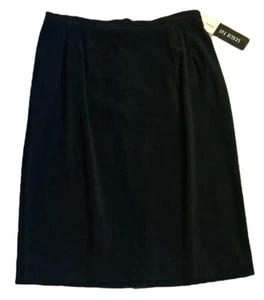 Women’s Skirt Size 12P Polyester Spandex Black Embossed Suede Zip New - Picture 1 of 4