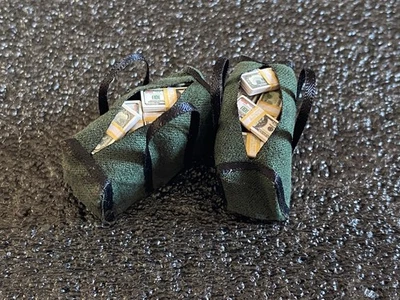 2 pockets with dollar bills (bills) e.g. for "Miami Vice" diorama 1:18 - Image 1 of 4