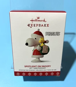 Hallmark Keepsake 2017 Ornamento Peanuts Spotlight On Snoopy 20 aniversario - Imagen 1 de 4