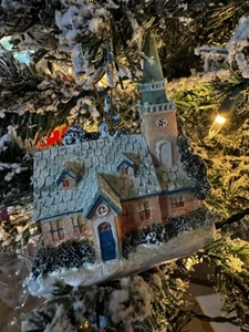 Kurt Adler Thomas Kinkade Ornmanent 2004 CAPPELLA IN LEGNO DI CANE 4" resina - Foto 1 di 5