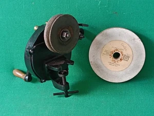 VECCHIA MOLA DA BANCO MANOVELLA AFFILACOLTELLI FIAM RUOTA MANUALE VINTAGE. CK44 - Foto 1 di 11