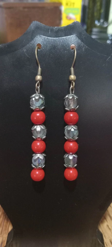 Pendientes de cuentas acrílicas rojas y grises ahumados Foto 1 de 1