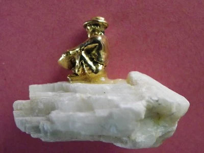 OBJET DE VITRINE : CHERCHEUR D'OR en BRONZE DORÉ fixé sur un MINÉRAL - Photo 1/3