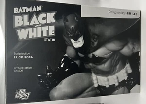 Batman Blk And Wht Statue By Jim Lee 1586 of 5600 - Picture 1 of 10