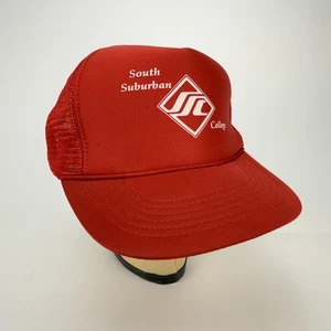 Vintage South Suburban College Mütze Kappe Druckknopflasche Herren Einheitsgröße Trucker rot 90er - Bild 1 von 12