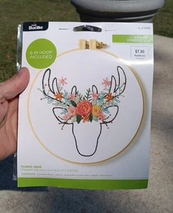 Bucilla gestempelte Stickerei Blumen Hirsch Bock HD47916E Neu in Verpackung - Bild 1 von 3