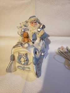 Lincolnshire Noël 1999 Père Noël Traîneau Veilleuse avec ours en peluche Vintage Neuf dans sa boîte - Photo 1/10