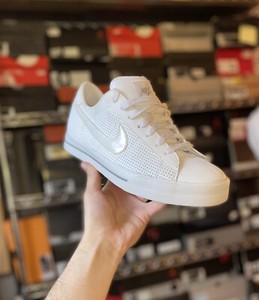nike classic low top