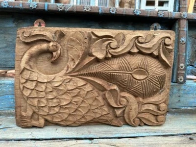 Antiguo panel de pared de figura de pavo real tallada a mano de madera años 1700’s Foto 1 de 4