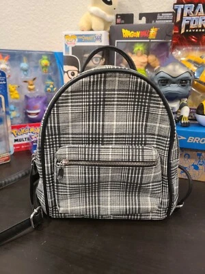 Mochila a Cuadros DIVIDED by H&M Blanca y Negra Usada en Excelente Condición  Foto 1 de 4