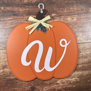 Neu Monogramm Buchstabe "W" Kürbis Holz Türhänger Ernte Erntedank Halloween - Bild 1 von 7