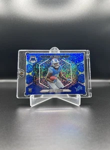 2023 Panini Mosaic - NFL Debut #ND-10 Jahmyr Gibbs (RC) Blue Sparkle /96 - Picture 1 of 2