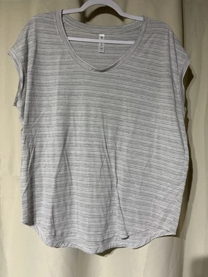 Camiseta a rayas Athleta Cloudlight Stratus para mujer talla L blanca/gris Foto 1 de 4