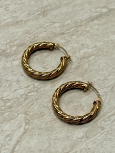 Pendientes de Colección Oro Amarillo 14K Cinta de Aro Textura Torcida Joyería Patrimonial Huecos - Imagen 1 de 9