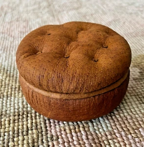 Dollhouse Miniature Ottoman Footstool Hassock Pouf Saddle Tan Leather 2114 - Picture 1 of 5