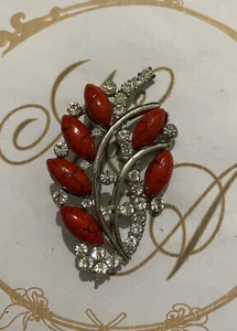 Precioso broche elegante vintage con pedrería y piedras rojas - Imagen 1 de 4