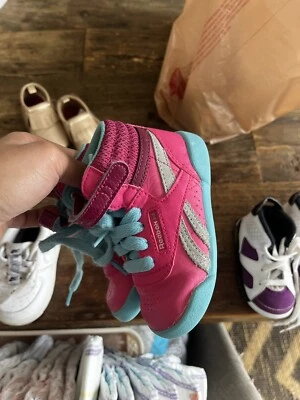 Tops altos Reebok rosa para niños pequeños talla 5c Foto 1 de 4