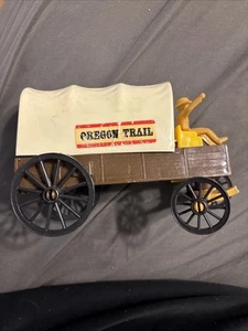 VINTAGE Processed Plastic OREGON TRAIL Covered Wagon Toy - Foto 1 di 5
