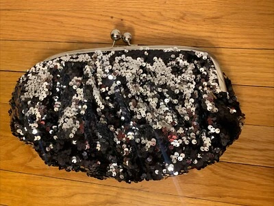 Bolsa Mossimo Black Sequin Kiss Lock Clutch 13" L x 9" H Scrunchy Glitter - Imagem 1 de 4