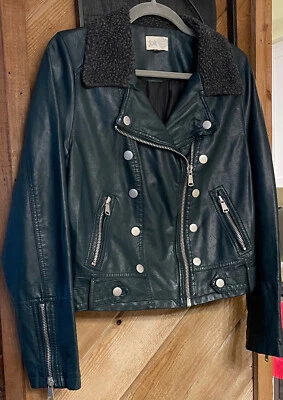 CHAQUETA DE CUERO VEGANA PARA MUJER JOLT. TALLA: L. PIEL SINTÉTICA. VERDE. ACENTOS DE CREMALLERA Foto 1 de 4
