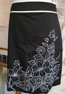 Women’s Skirt Lined Size 8 Black/White Embroidered Floral John Paul Richard - Picture 1 of 2