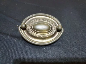 Schublade 1900er Oval Drop Kaution Zuggriff gealtert dunkles Messing 2 1/2" Zentren antik - Bild 1 von 6