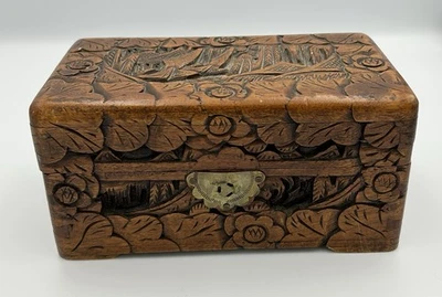 Antiguo joyero pequeño de madera de alcanfor tallado a mano ver descripción Foto 1 de 4