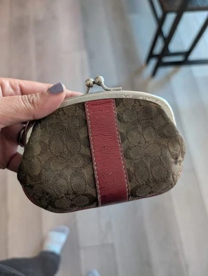 Monedero Kisslock vintage Coach Signature (marrón) con herrajes plateados Foto 1 de 4