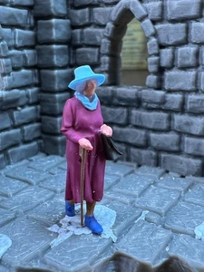 24 mm 3D-gedruckte handbemalte Modelleisenbahn weibliche alte Dame mit Hut Figur Oo/Ho - Bild 1 von 6