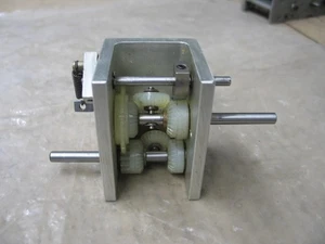 TALLY LIGHT DUTY 4:1 GEAR BOX 1/4" DIA IN/OUT 3/16" DIA CONTROL P9996 - Imagen 1 de 5
