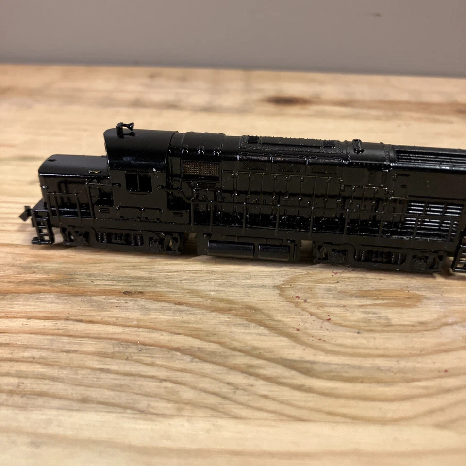 N-scale MRC  C420 UNDECORATED Locomotive - Image 1 of 4