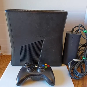 Xbox 360 S Slim 1439 Konsole 250GB mit Controller - Bild 1 von 11