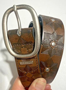 Cinturón Relic Geo Flor Repujado Damas Talla 1X Marrón Tachonado Usado en Excelente Condición - Imagen 1 de 15