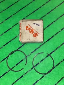 Suzuki Oem Nos GT 380 1972-1977 0,5 anelli pistone oversize 12140-33701 - Foto 1 di 2
