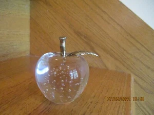 Apple Paperweight Clear Glass with stem, leaf bubbles heavy *shipping included!* - Imagen 1 de 7
