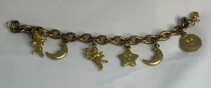 Pulsera de cadena de eslabones vintage firmada MONET tono dorado estrella luna ángel dijes - Imagen 1 de 4