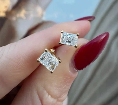 Aretes de diamantes radiantes creados en laboratorio de 2 quilates enchapados en oro amarillo de 14 k Foto 1 de 4